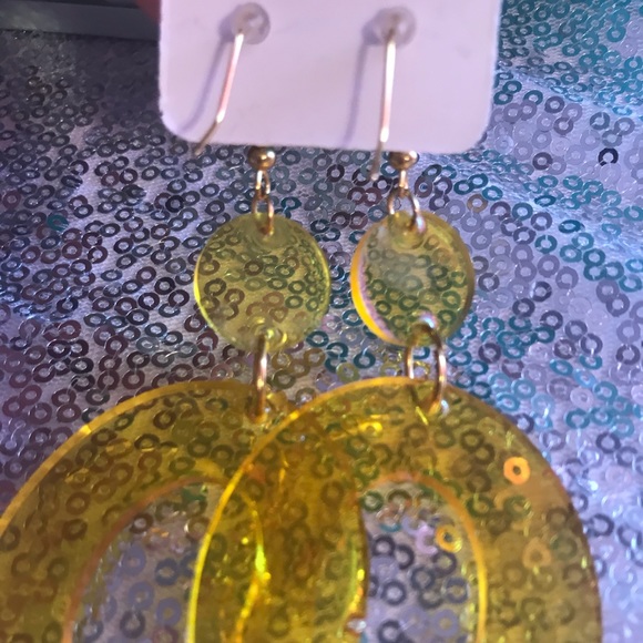 Cool yellowy clear thick hoop resin earrings - Picture 2 of 2